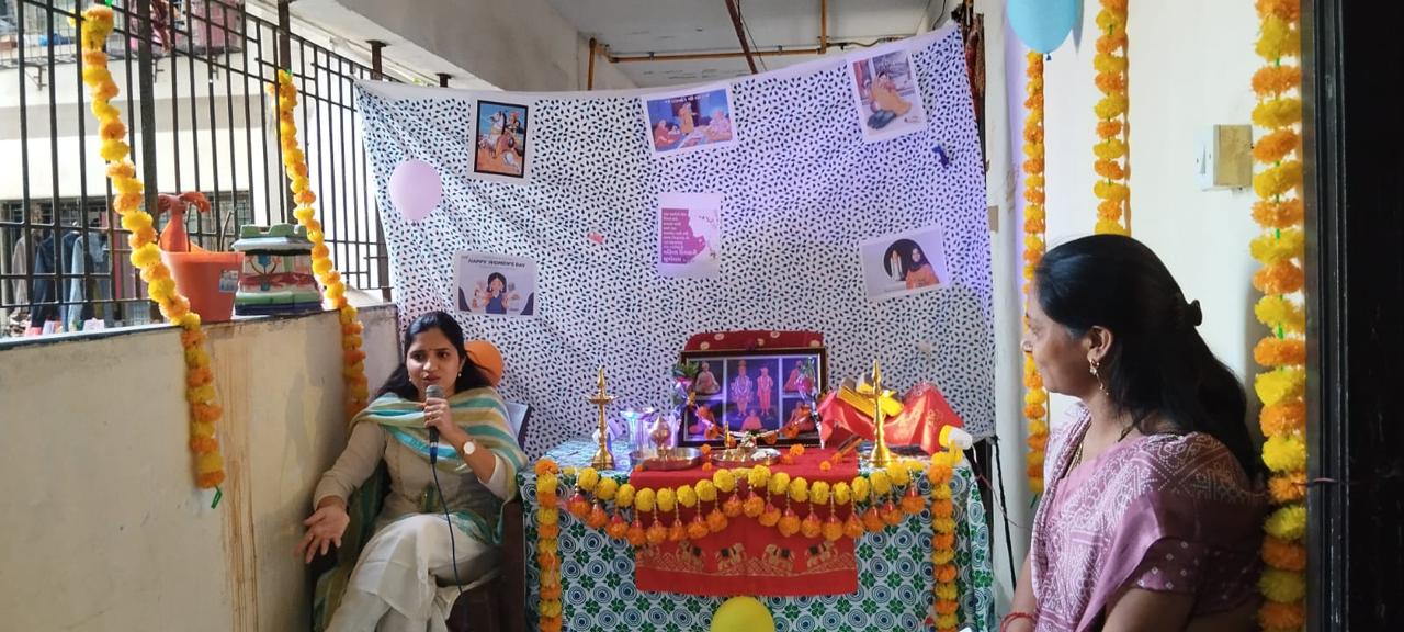 Dr. Surbhi Mehta consulting a patient