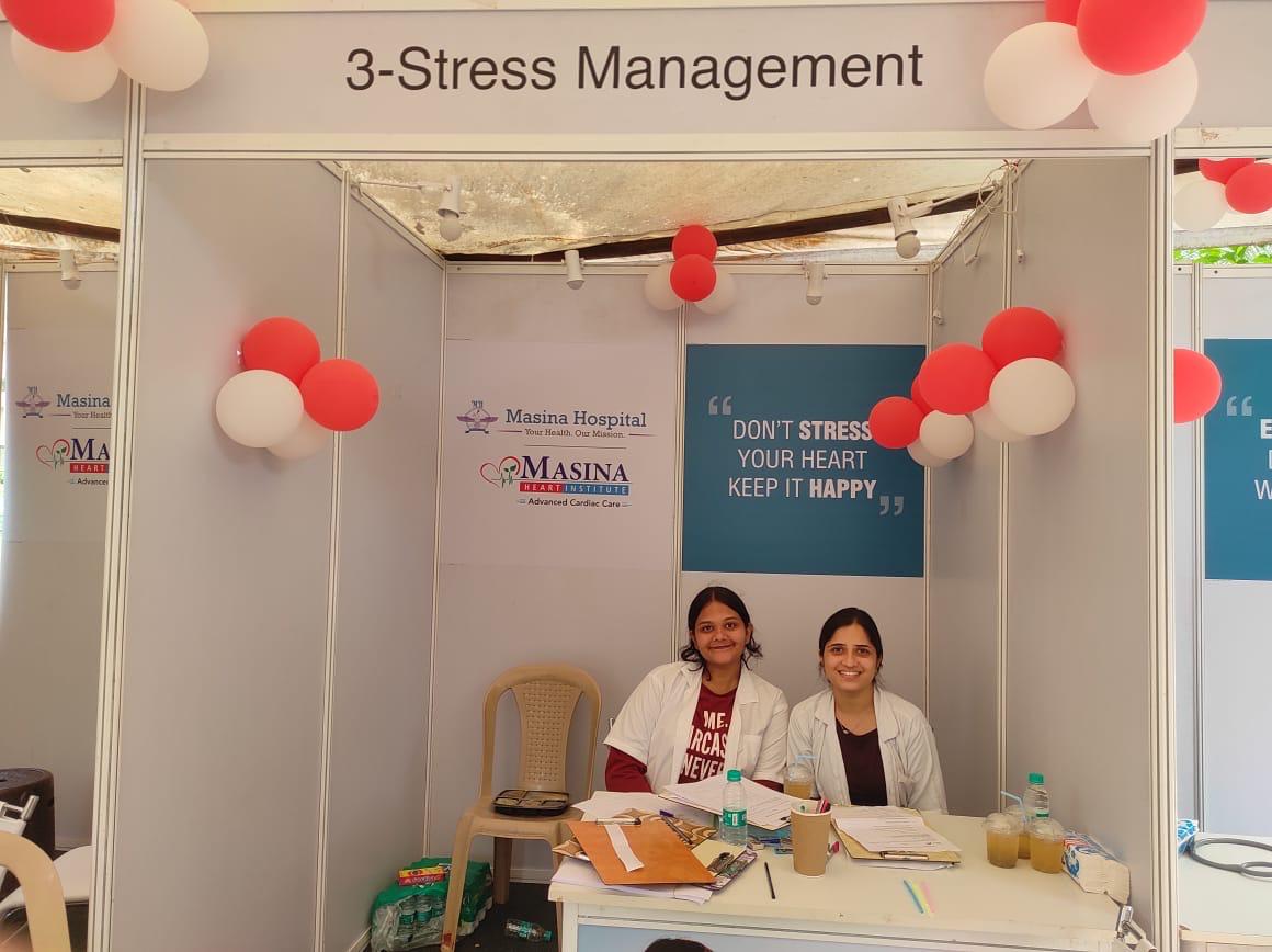 Dr. Surbhi Mehta consulting a patient